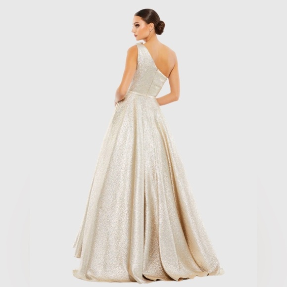 Mac Duggal
Bow One Shoulder Sleeveless Metallic Ball Women's Gown Size 4 - Picture 3 of 5